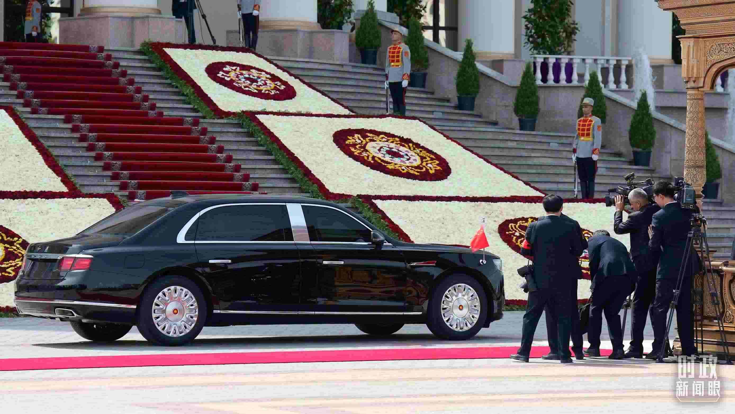 △習主席乘坐的紅旗車抵達塔總統(tǒng)府。（總臺記者李晉拍攝）