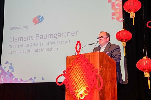 圖為鮑姆蓋特納在致辭。（駐慕尼黑總領(lǐng)館提供）