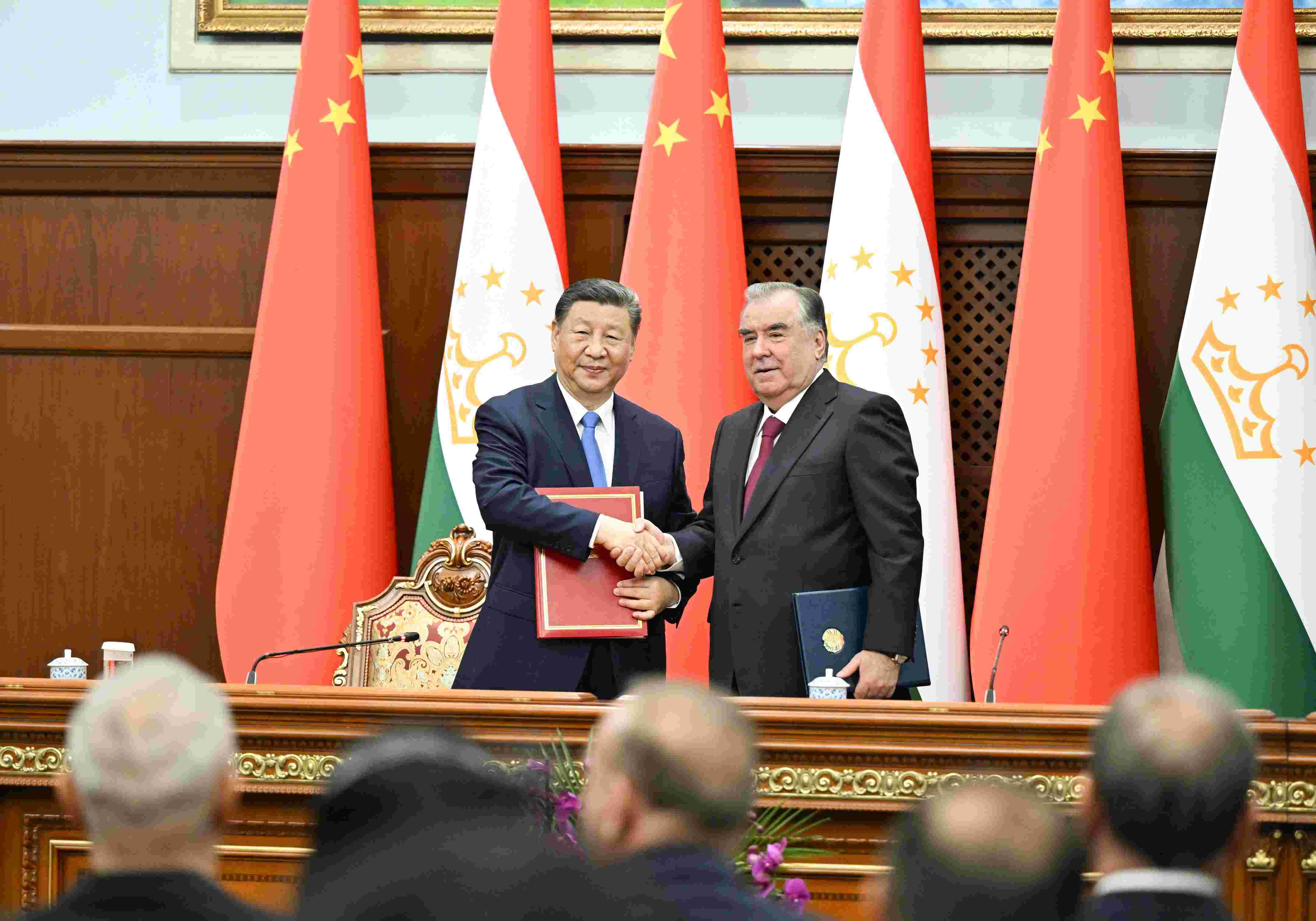 當(dāng)?shù)貢r(shí)間2024年7月5日下午，習(xí)近平主席同塔吉克斯坦總統(tǒng)拉赫蒙在杜尚別總統(tǒng)府舉行會(huì)談。會(huì)談后，兩國(guó)元首共同簽署《中華人民共和國(guó)和塔吉克斯坦共和國(guó)關(guān)于發(fā)展新時(shí)代全面戰(zhàn)略合作伙伴關(guān)系的聯(lián)合聲明》。