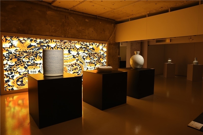 《新生萬(wàn)物-中國(guó)非遺與當(dāng)代設(shè)計(jì)展》展廳。陽(yáng)光媒體集團(tuán)供圖