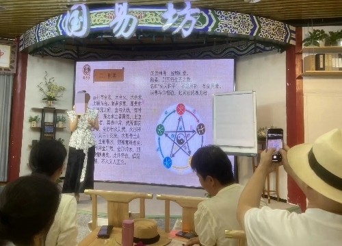 葉姓講師為學員講“相”。人民網(wǎng) 劉文邦攝