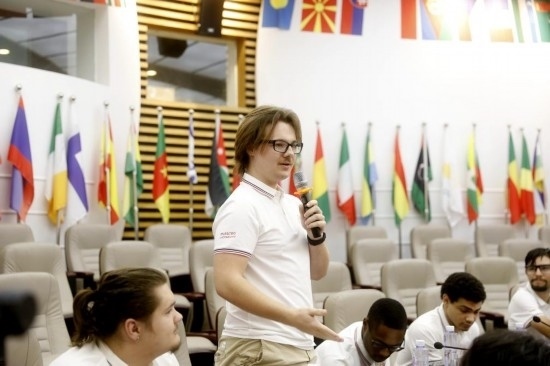 7月8日，美國(guó)中田納西州立大學(xué)大一學(xué)生雅克布·揚(yáng)在共譜華美和音交流營(yíng)上分享。新華社發(fā)