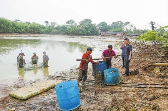 圖②：執(zhí)行干警督促凌某捕魚(yú)清塘。