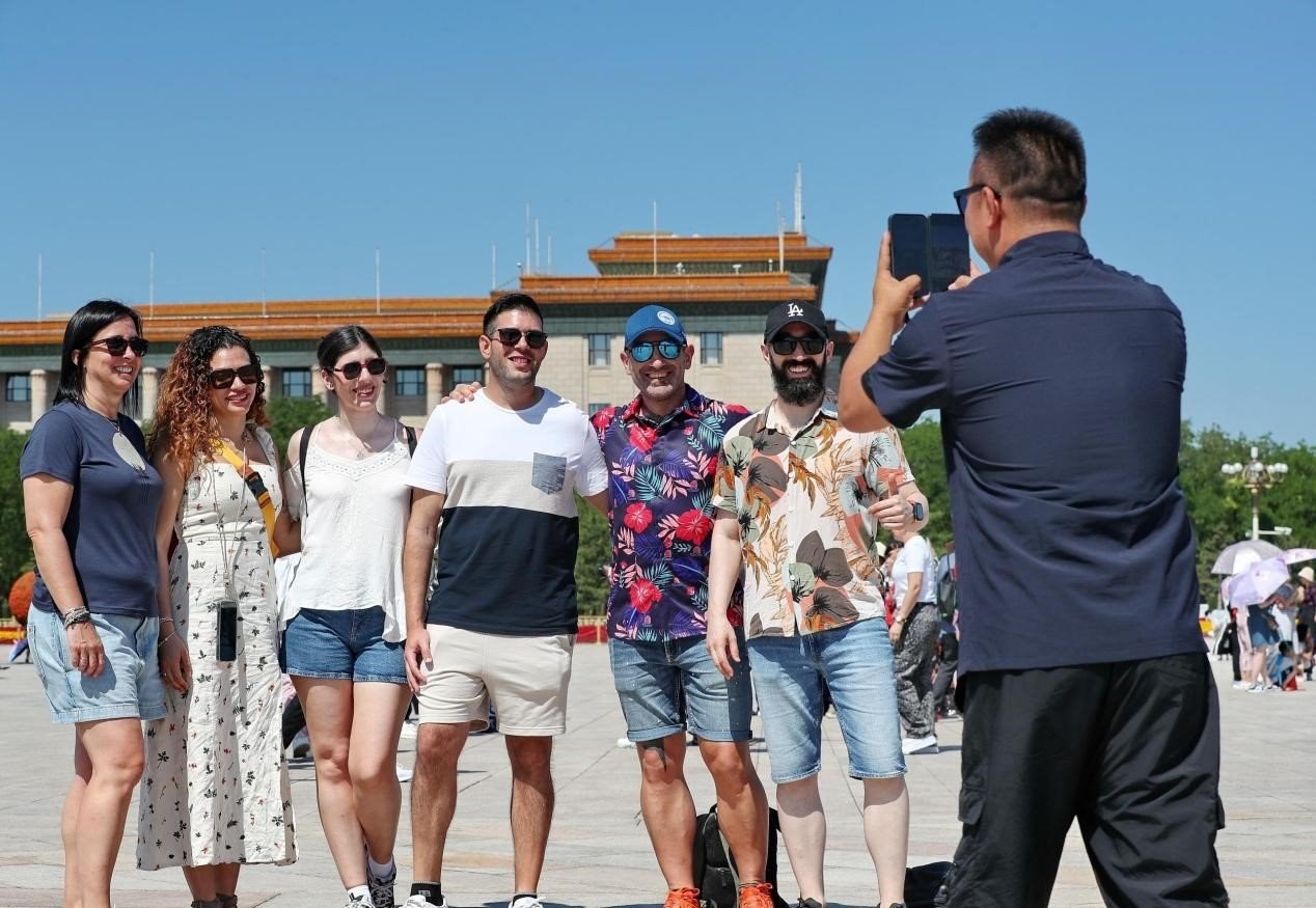 入境游持續(xù)升溫，眾多外國游客游覽天安門廣場。（圖片來源：視覺中國）