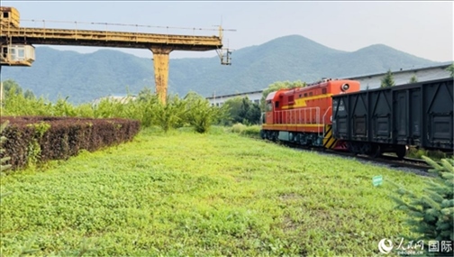 通鋼產(chǎn)品通過鐵路運(yùn)輸出場。人民網(wǎng) 謝瑩攝