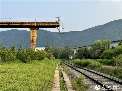 通鋼產(chǎn)品通過鐵路運(yùn)輸出場。人民網(wǎng) 謝瑩攝