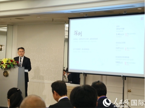 深圳市人民政府國有資產(chǎn)監(jiān)督管理委員會黨委副書記、副主任徐國東進(jìn)行深圳市推介。人民網(wǎng) 許可攝