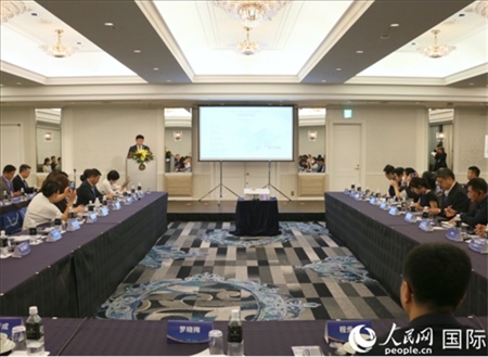 深圳市光明區(qū)委常委、副區(qū)長王芳成介紹光明科學(xué)城。人民網(wǎng) 許可攝