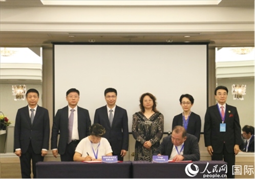 雙方企業(yè)簽訂交流與合作協(xié)議。人民網(wǎng) 許可攝
