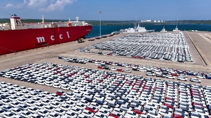 這是2024年3月28日拍攝的斯里蘭卡漢班托塔港（無(wú)人機(jī)照片）。漢班托塔港是中斯共建“一帶一路”重點(diǎn)合作項(xiàng)目，位于斯里蘭卡南端，是一座綜合性人工深水海港，許多往來(lái)亞洲、歐洲、非洲的貨船在此經(jīng)過(guò)。新華社記者 徐欽 攝