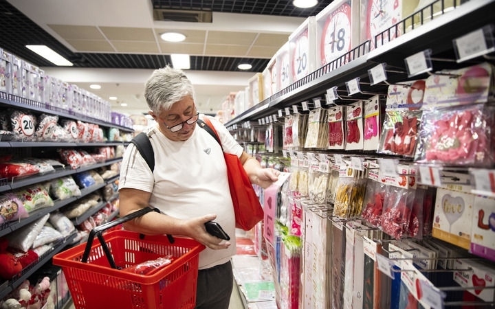 2024年4月29日，在匈牙利布達(dá)佩斯，一名男子在中歐商貿(mào)物流合作園區(qū)的中國(guó)商品交易展示中心內(nèi)購(gòu)物。中歐商貿(mào)物流合作園區(qū)是中國(guó)在歐洲地區(qū)建設(shè)的首個(gè)商貿(mào)物流型境外經(jīng)貿(mào)合作區(qū)，也是集商貿(mào)展示與交易、物流運(yùn)輸與倉(cāng)儲(chǔ)、產(chǎn)業(yè)投資與合作功能于一體的中歐企業(yè)雙向互動(dòng)平臺(tái)。新華社記者 張帆 攝