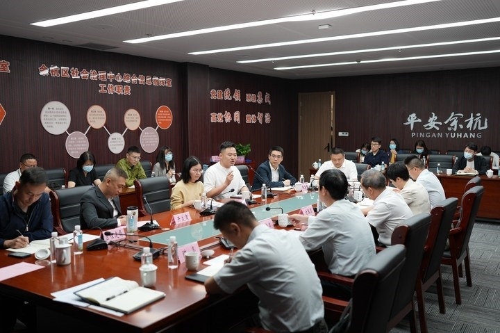 由浙江省信訪局和相關(guān)部門負責(zé)人組成的下訪團在杭州市余杭區(qū)社會治理中心接待來訪群眾。新華社記者 翁忻旸 攝