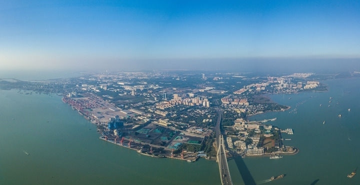 海南自貿(mào)港重點(diǎn)園區(qū)——洋浦經(jīng)濟(jì)開(kāi)發(fā)區(qū)（2023年12月31日攝，無(wú)人機(jī)全景照片）。新華社記者 蒲曉旭 攝