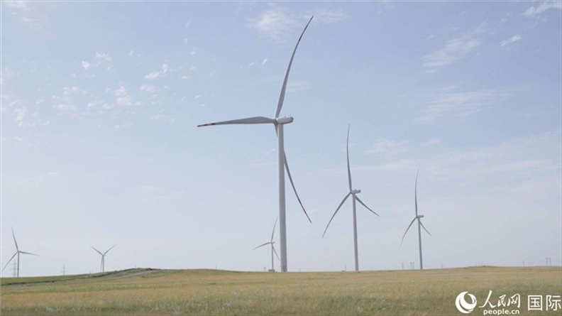 阿克莫拉州風(fēng)電項(xiàng)目群風(fēng)機(jī)。 人民網(wǎng)記者 葛泰佚攝
