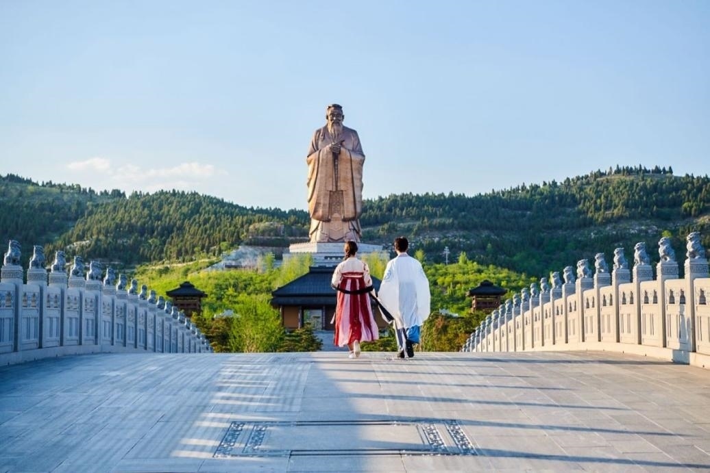 游客漫步尼山圣境領(lǐng)略古脈綿長。人民網(wǎng) 喬姝攝