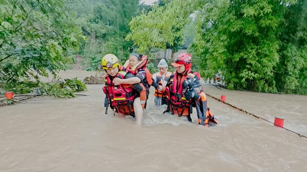 在忠縣，救援人員正在轉(zhuǎn)移受災(zāi)群眾。新華社發(fā)