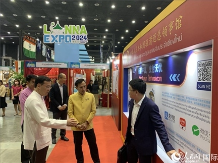 7月9日，中國駐清邁總領事陳海平與清邁副府尹威拉蓬等共同參觀以“暢游中國、支付無憂”為主題的中國展位。人民網記者章念生攝