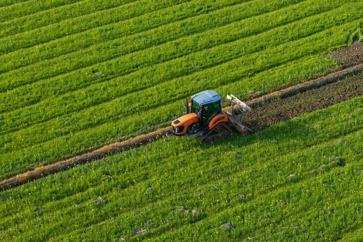 2024年3月19日，在湖南省常德市鼎城區(qū)謝家鋪鎮(zhèn)港中坪村，村民駕駛農(nóng)機(jī)翻耕田地（無人機(jī)照片）。新華社記者 陳思汗 攝