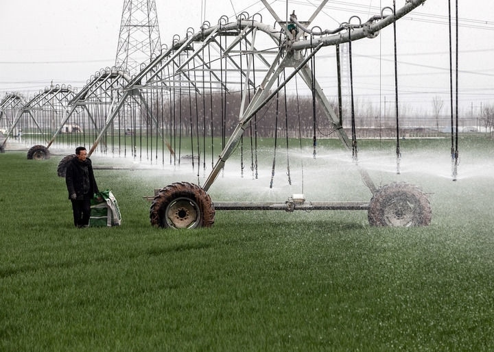 2024年3月18日，在河南省焦作市博愛縣孝敬鎮(zhèn)東原莊村瑞輝家庭農(nóng)場，村民使用全自動指針式噴灌機(jī)進(jìn)行澆灌作業(yè)。新華社發(fā)（程全攝）