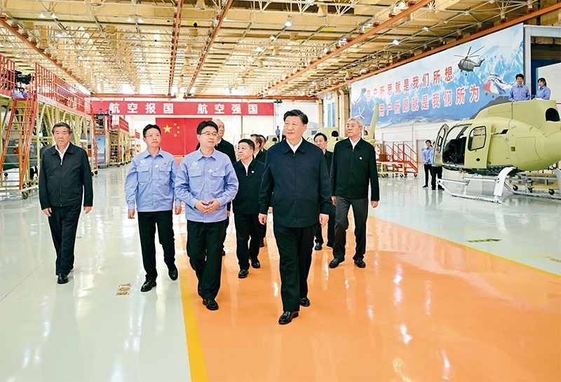2023年10月10日至13日，中共中央總書記、國家主席、中央軍委主席習(xí)近平在江西考察。這是11日上午，習(xí)近平在景德鎮(zhèn)市昌河飛機(jī)工業(yè)（集團(tuán)）有限公司考察。 新華社記者 燕雁/攝