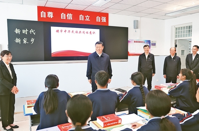 2024年6月18日至19日，中共中央總書記、國家主席、中央軍委主席習(xí)近平在青?？疾?。這是18日下午，習(xí)近平在果洛西寧民族中學(xué)高一（1）班觀摩“新時(shí)代、新家鄉(xiāng)”主題思政課。 新華社記者 鞠鵬/攝