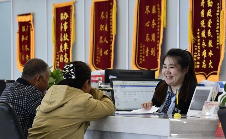 2024年3月25日，北京市大興區(qū)龐各莊鎮(zhèn)政務(wù)服務(wù)中心的工作人員耐心為群眾解答問題。大興區(qū)龐各莊鎮(zhèn)政務(wù)服務(wù)中心用“最多跑一次”的工作理念為企業(yè)和群眾提供了便利化、精準(zhǔn)化、個性化的衍生服務(wù)。新華社記者 李欣 攝