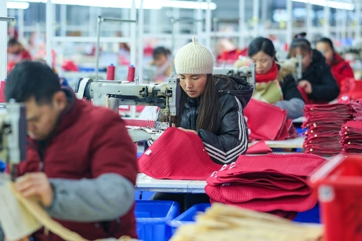 2024年1月18日，社區(qū)居民在紅安社區(qū)的鄉(xiāng)村振興就業(yè)車間工作。紅安社區(qū)是由易地搬遷安置區(qū)單獨(dú)成立的新社區(qū)，位于湖南省湘西土家族苗族自治州鳳凰縣禾庫鎮(zhèn)。新華社記者 張鋮 攝