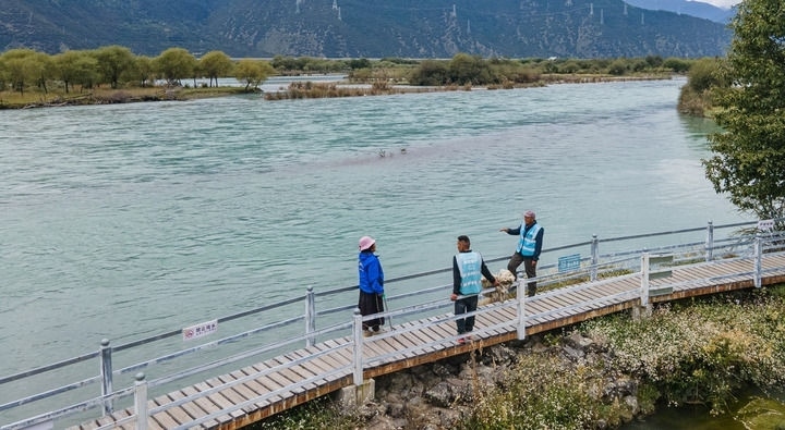 西藏雅尼國家濕地公園管護(hù)員在巡護(hù)途中小憩（無人機(jī)照片，2023年9月8日攝）。新華社記者 丁增尼達(dá) 攝
