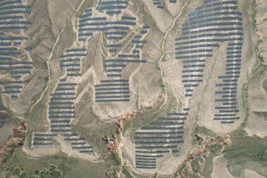 通渭縣10萬千瓦集中式光伏發(fā)電項目。新華社記者 張睿 攝