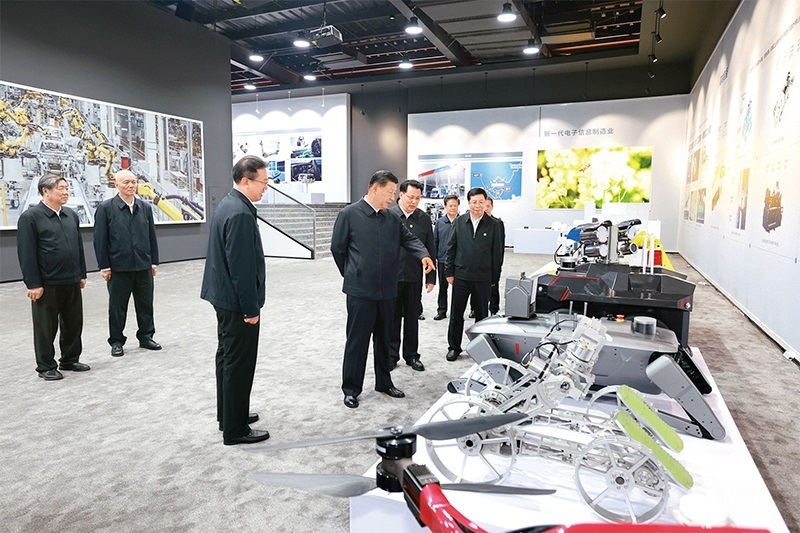 2024年4月22日至24日，中共中央總書記、國家主席、中央軍委主席習(xí)近平在重慶考察。這是22日下午，習(xí)近平參觀重慶科技創(chuàng)新和產(chǎn)業(yè)發(fā)展成果展示。 新華社記者 王曄/攝