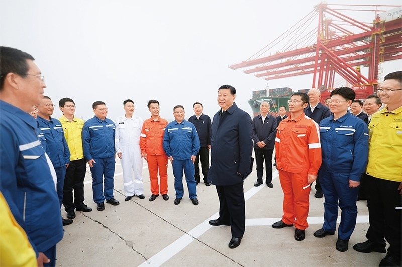 2024年5月22日至24日，中共中央總書記、國家主席、中央軍委主席習(xí)近平在山東考察。這是22日下午，習(xí)近平在日照港親切慰問港口科技工作者、運(yùn)營人員、航運(yùn)人員。 新華社記者 鞠鵬/攝