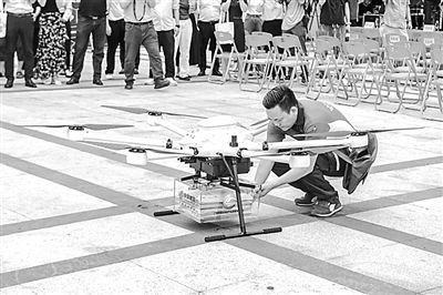 郵政工作人員取出無(wú)人機(jī)配送的高考錄取通知書。華南理工大學(xué)供圖