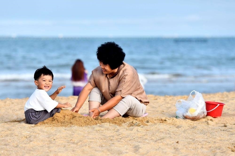 △山東日照陽(yáng)光海岸綠道沙灘一角。近年來(lái)，日照還海于民、還景于民，在保留松林、沙灘、礁石和濕地資源的基礎(chǔ)上，修復(fù)整治生態(tài)岸線(xiàn)，打造出一條長(zhǎng)約28公里的陽(yáng)光海岸綠道，吸引眾多市民游客度假休閑。