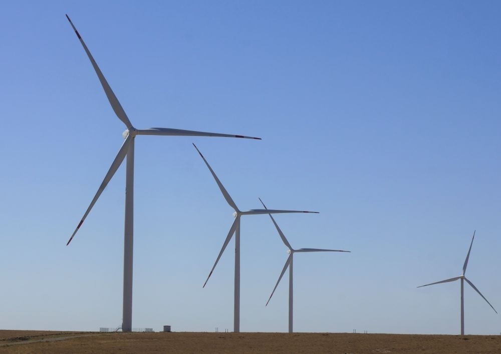 這是中哈合作的哈薩克斯坦札納塔斯100兆瓦風(fēng)電項(xiàng)目（2022年9月13日攝）。新華社發(fā)（德米特里·瓦西連科 攝）
