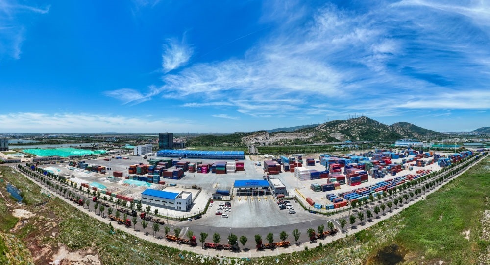 2024年6月26日拍攝的位于江蘇省連云港市連云區(qū)的上合組織（連云港）國(guó)際物流園內(nèi)的中國(guó)外運(yùn)集裝箱場(chǎng)站（無(wú)人機(jī)照片）。上合組織（連云港）國(guó)際物流園是連云港建設(shè)“一帶一路”交匯點(diǎn)強(qiáng)支點(diǎn)和上合組織國(guó)家出?；氐闹匾脚_(tái)載體。新華社記者 季春鵬 攝