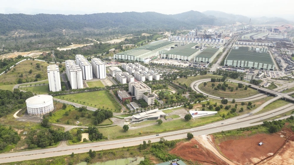 這是2024年6月13日在馬來(lái)西亞彭亨州拍攝的馬中關(guān)丹產(chǎn)業(yè)園（無(wú)人機(jī)照片）。新華社記者 程一恒 攝