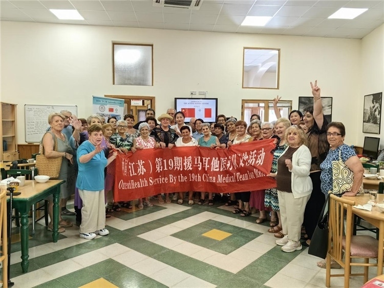 醫(yī)療隊(duì)隊(duì)員與養(yǎng)老中心參加活動(dòng)的老人合影。中國(guó)（江蘇）第19期援馬耳他醫(yī)療隊(duì)供圖