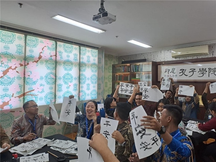 警察學(xué)員們展示書法學(xué)習(xí)成果?；顒又鬓k方供圖