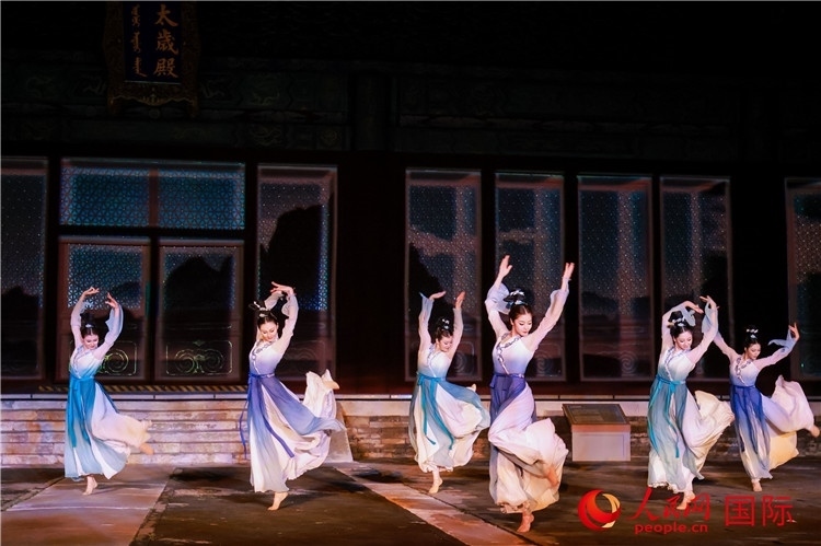 “光影北京——2024世界燈光師大會”開幕式當(dāng)晚的燈光秀表演。人民網(wǎng)記者 趙益普攝