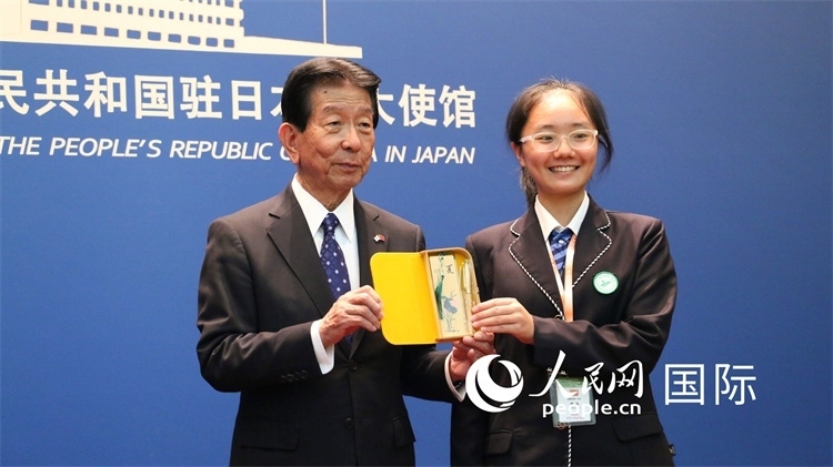 中國小大使向日本永旺1%俱樂部理事長森美樹贈送當(dāng)?shù)靥厣Y品。人民網(wǎng) 許可攝