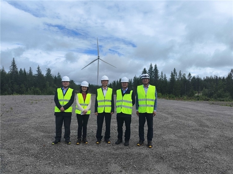 中國(guó)駐瑞典大使崔愛(ài)民（中）走訪中廣核歐能瑞典公司。中國(guó)駐瑞典大使館供圖