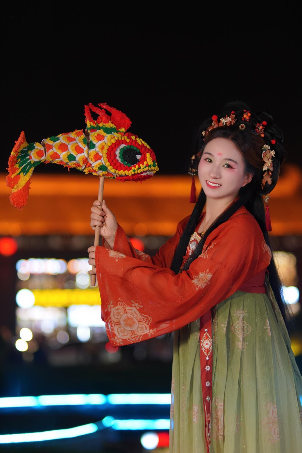 游客身穿漢服漫步在西安大唐不夜城。受訪者供圖