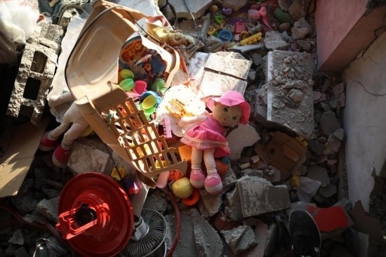 這是7月18日在加沙地帶中部努賽賴特難民營拍攝的遭到以軍襲擊的建筑廢墟。新華社發(fā)（馬爾萬·達烏德攝）