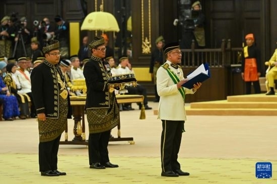  7月20日，馬來西亞總理安瓦爾（右）在吉隆坡出席最高元首登基儀式。新華社發(fā)（馬來西亞新聞局供圖）