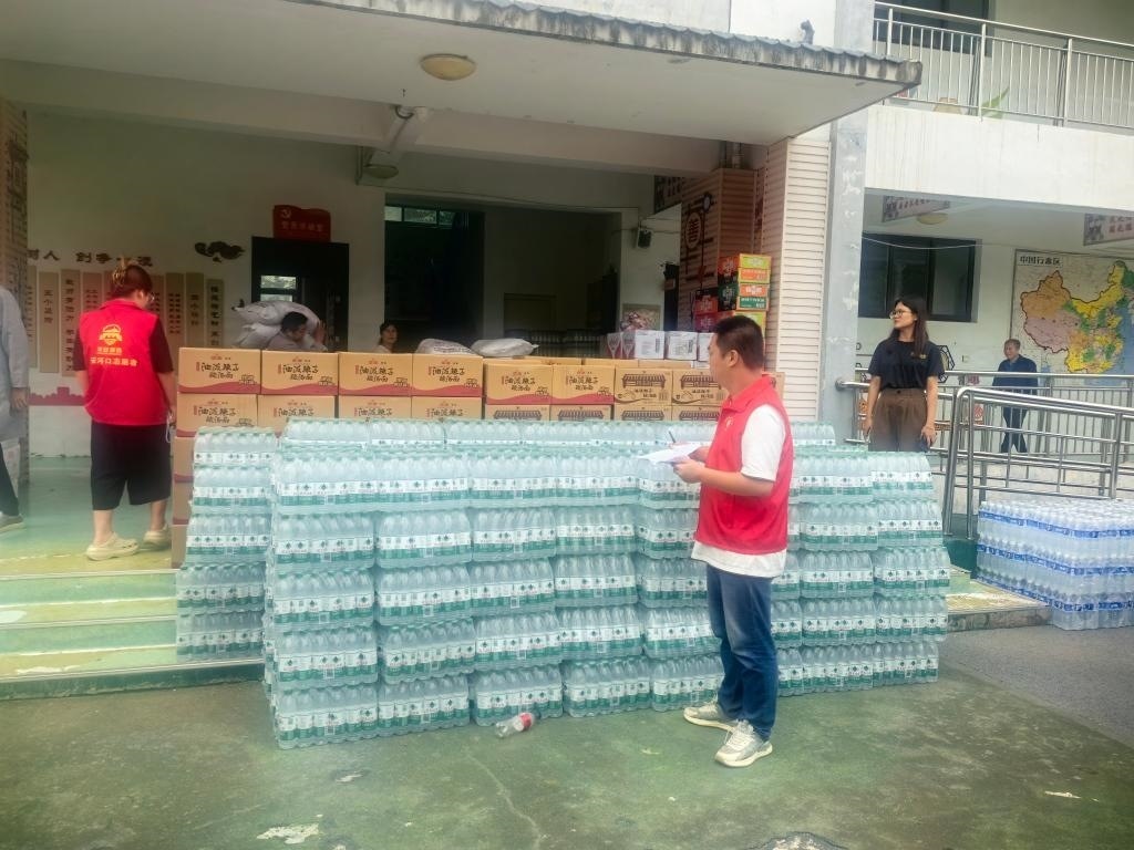 圖為愛(ài)心人士向鳳縣河口鎮(zhèn)中心小學(xué)捐贈(zèng)的物資。新華社記者 劉彤 攝