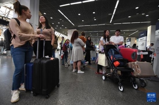 7月19日，受影響航班的旅客在巴西首都巴西利亞機(jī)場(chǎng)等待。新華社發(fā)（盧西奧·塔沃拉 攝）