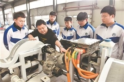 河北省威縣職業(yè)技術(shù)教育中心老師正在為學(xué)生講解電動(dòng)汽車數(shù)字技術(shù)。新華社記者 朱旭東攝