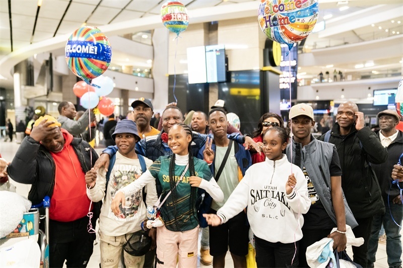 家長們熱情歡迎從中國歸來的學生。希拉茲·莫林攝