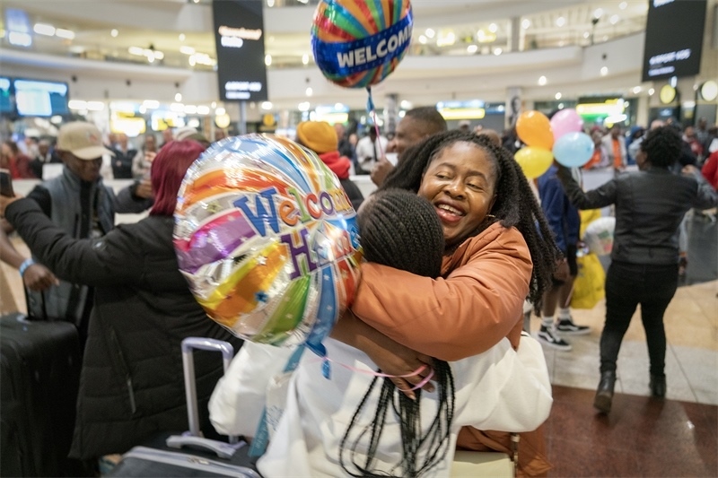 學生與家長相擁歡慶。希拉茲·莫林攝