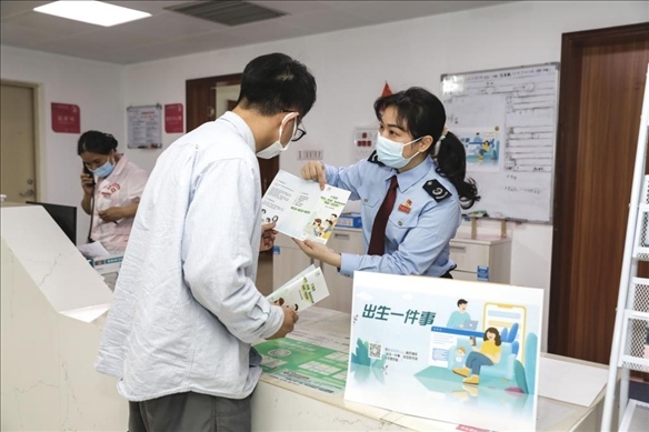 志愿者為葉先生介紹新生兒相關(guān)服務(wù)。云浮市稅務(wù)局供圖